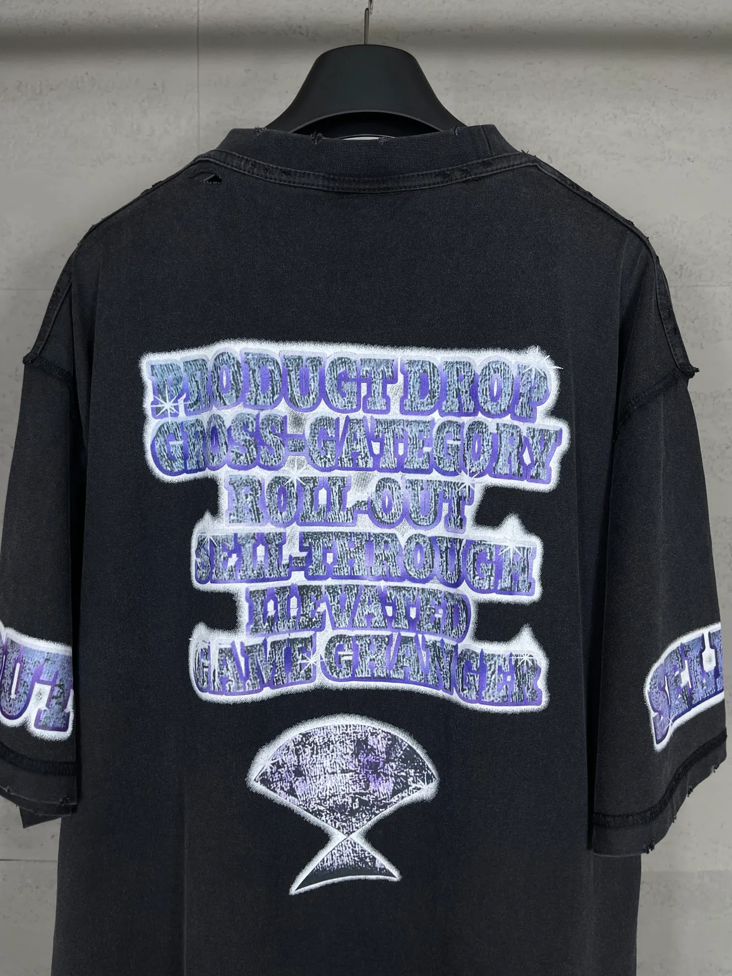 【 . Quality】BALENCI*GA/ .2024.SEENOWBUYNOWNew Arrival. LOGO T ， ， . Authentic ， ！ ZP 。 260 ， . ， ，。 。Classic LOGO ， ， 。 . ， ， OS . Same Style ：BL 223353 ： Size：XS L